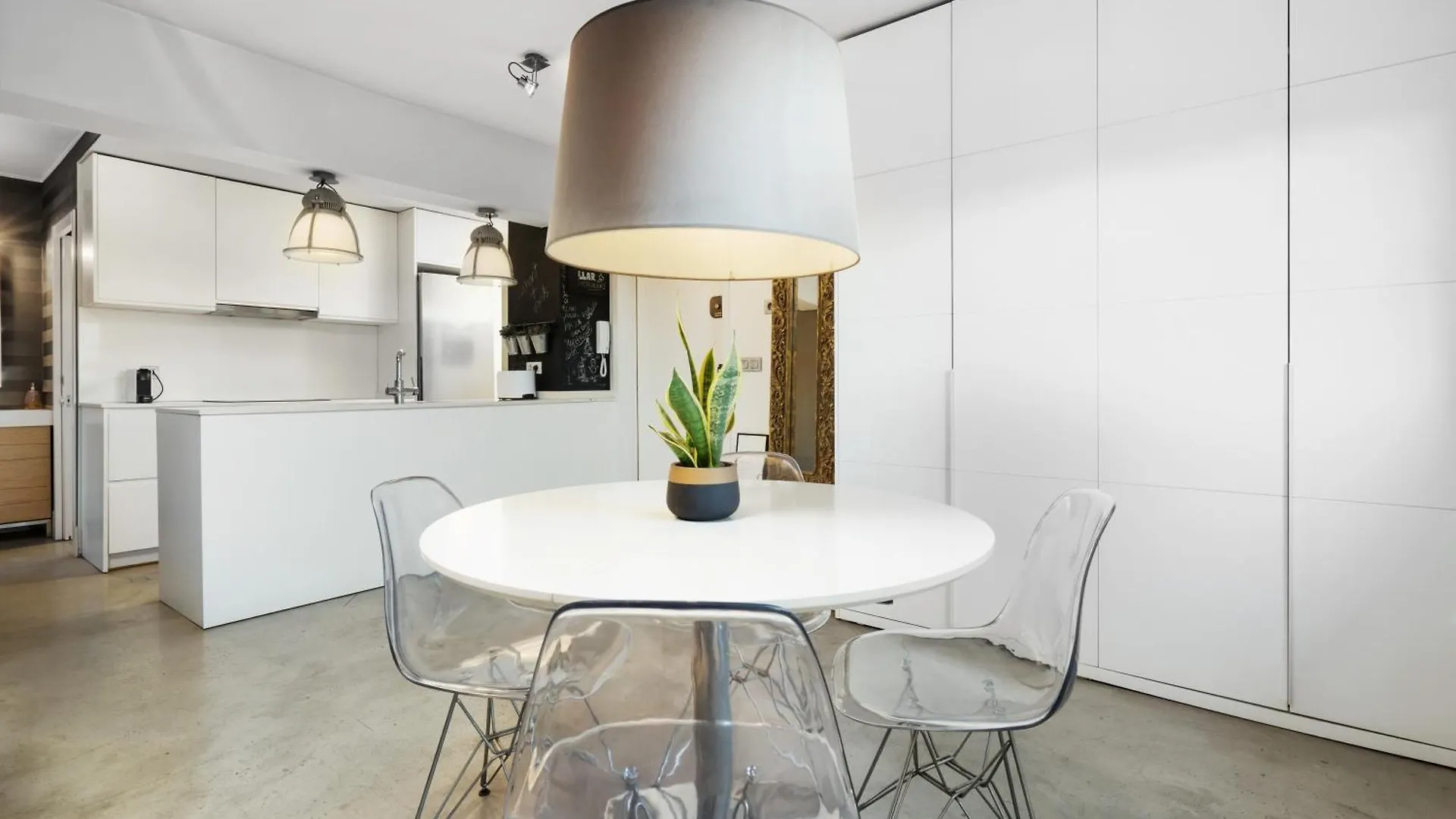 Bright Apartment Ferry Terminal & Las Ramblas Barcelona