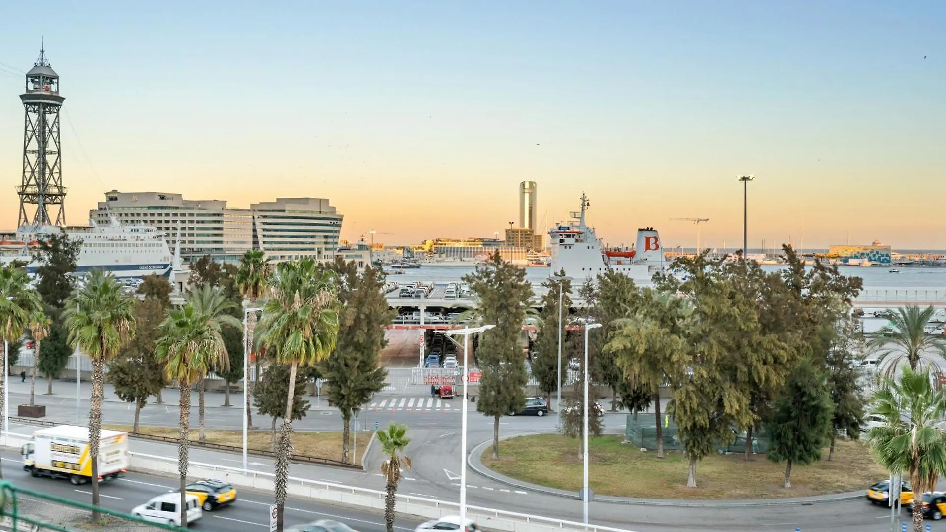 Bright Apartment Ferry Terminal & Las Ramblas Barcelona