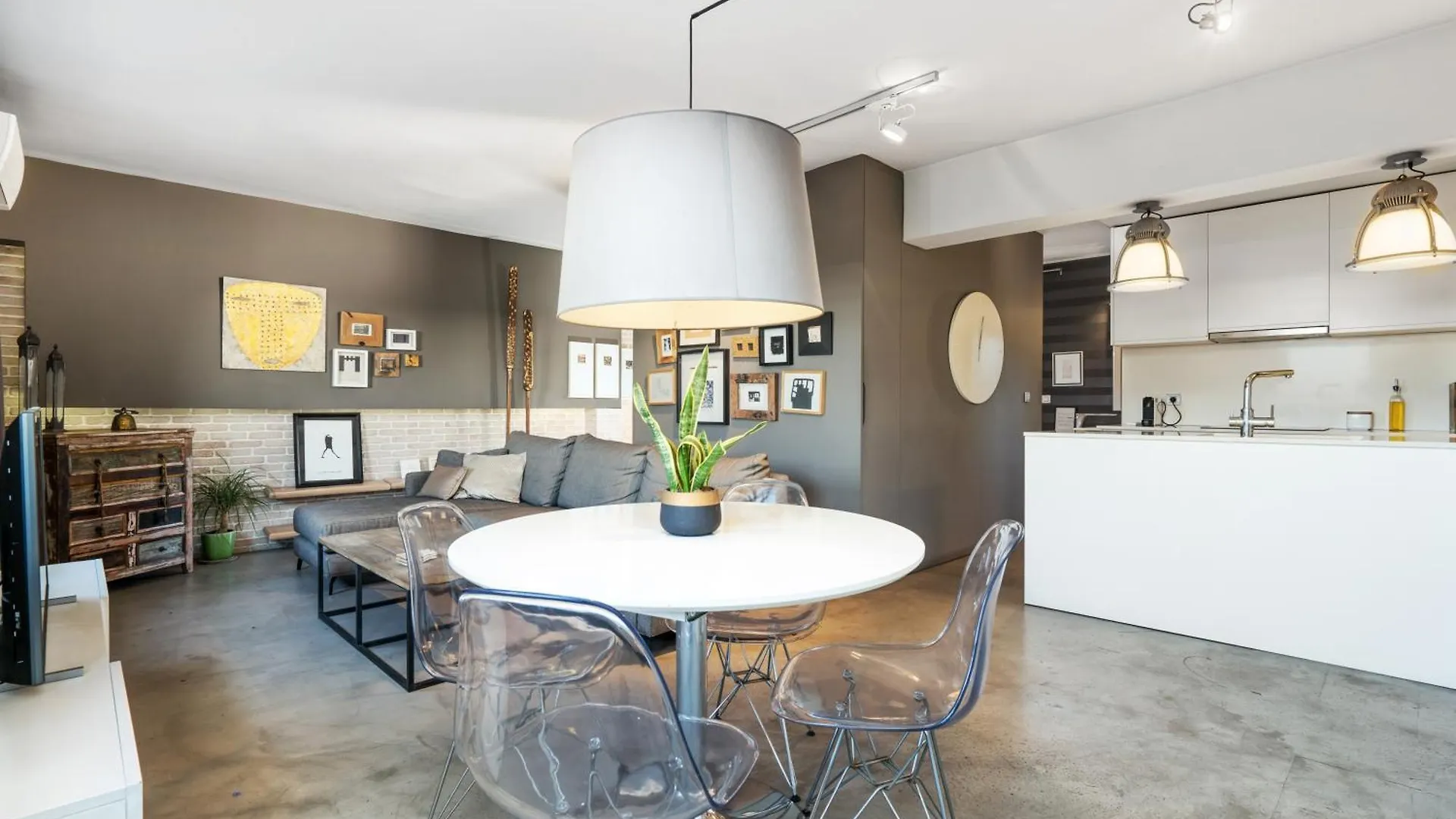 Bright Apartment Ferry Terminal & Las Ramblas Barcelona